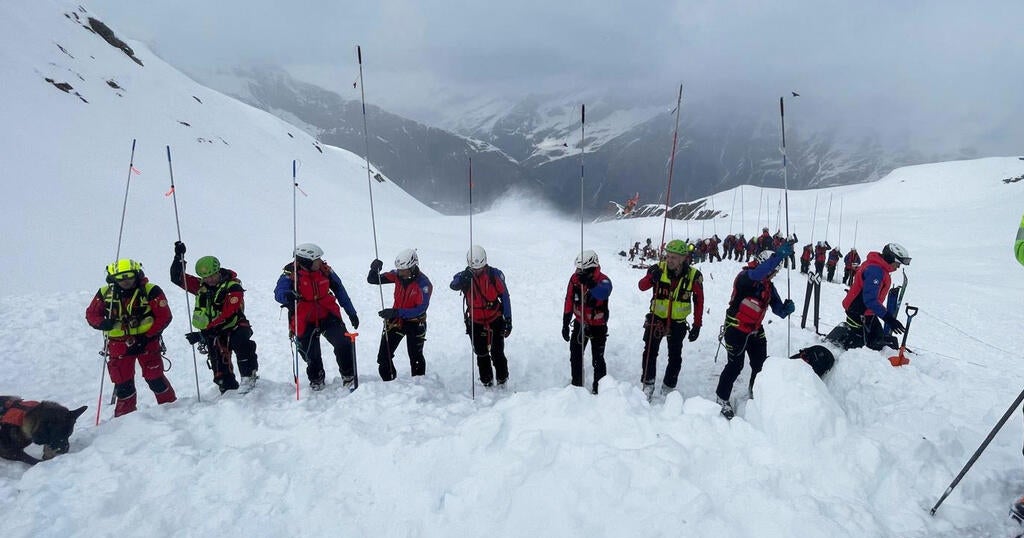 Equipes de resgate atuam no local da avalanche em Val Ridanna, norte da Itália