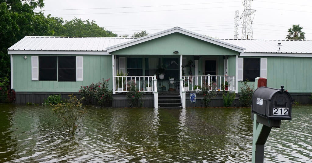 Casas cercadas por água após a Tempestade Tropical Arthur no Texas