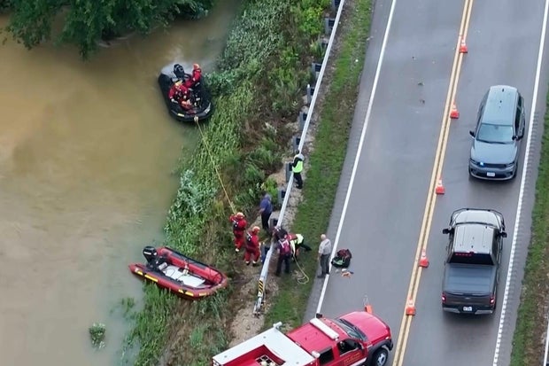Equipes de emergência atuam na enchente em Lesterville, Missouri