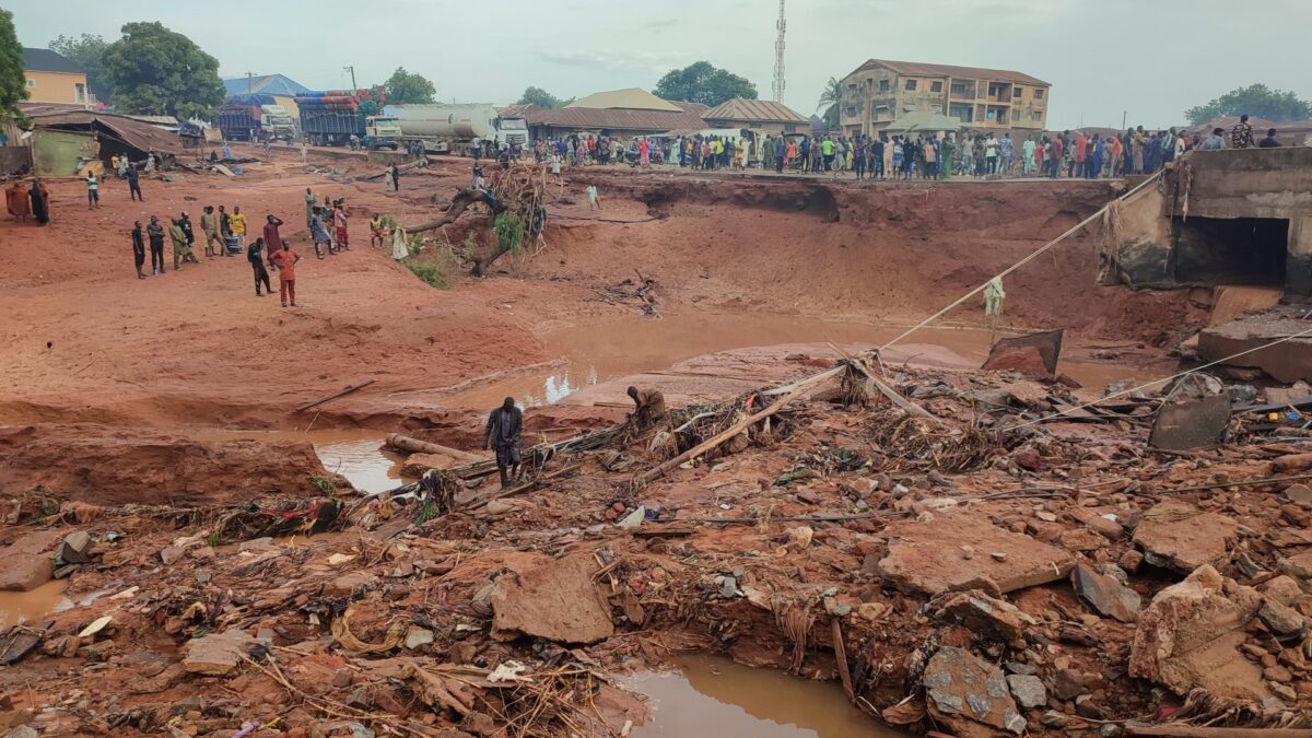 Nigéria: enchente relâmpago mata mais de 200 e apaga uma ponte em uma única noite