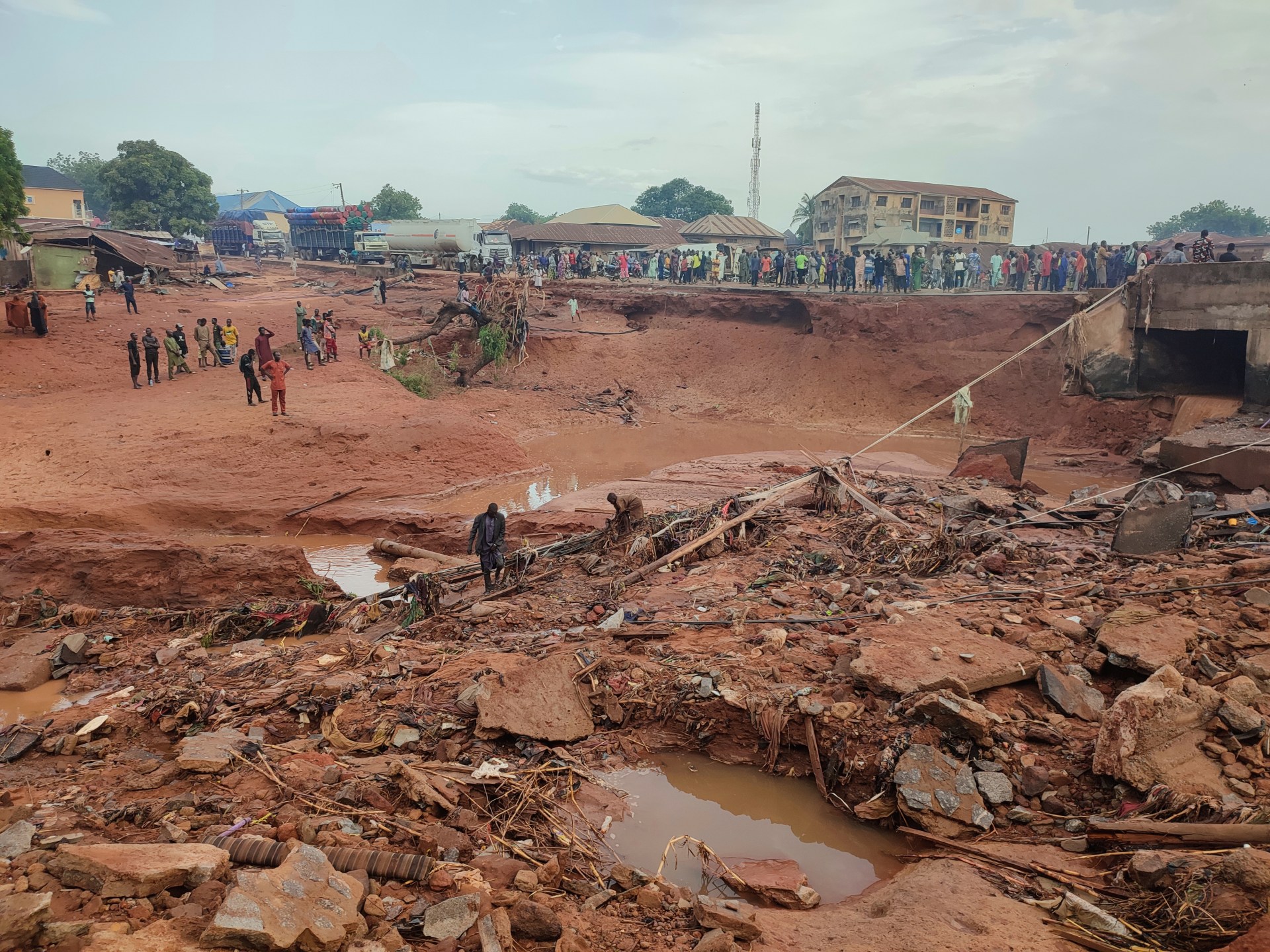 Equipe de busca e resgate em área alagada após temporal em Mokwa, Nigéria, 30 de maio de 2025