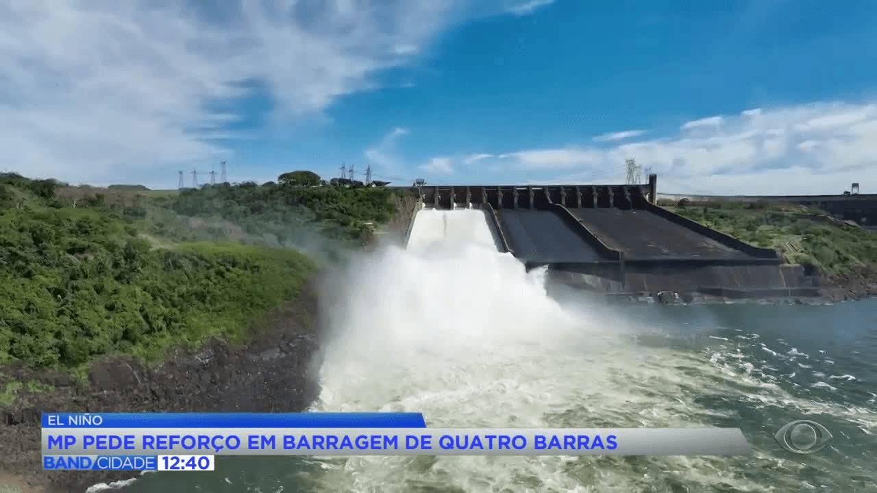 Barragem hidrelétrica no Paraná