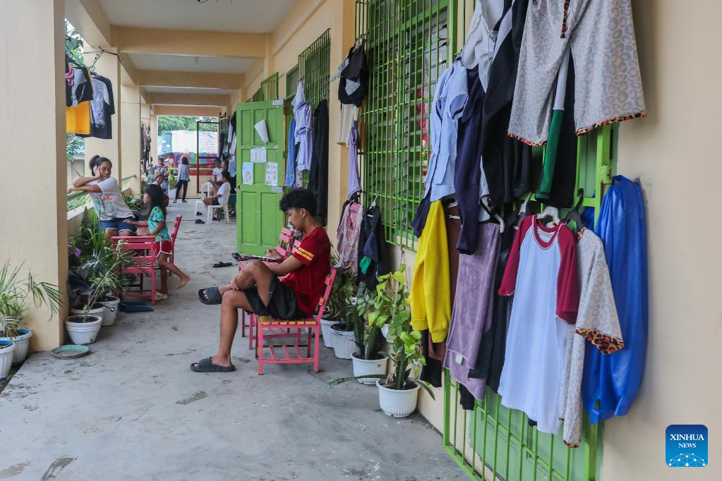 Abrigo temporário para evacuados da atividade do vulcão Mayon, em escola de Albay, Filipinas