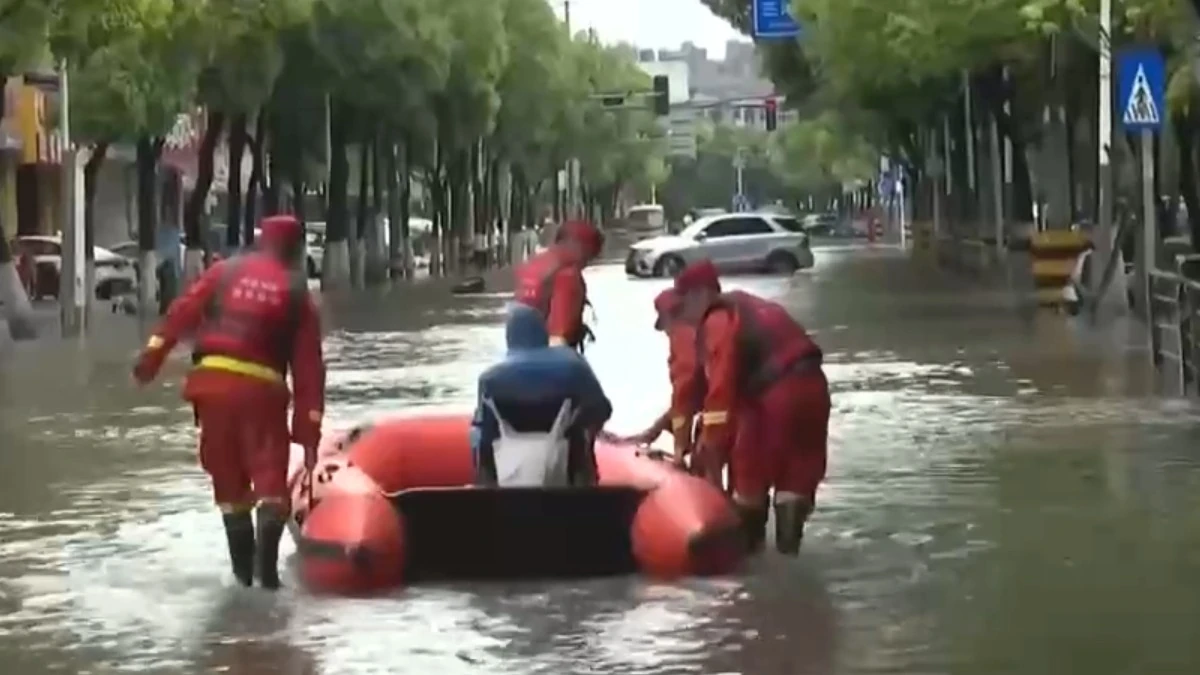 Resgate durante enchentes no sul e centro da China, maio de 2026