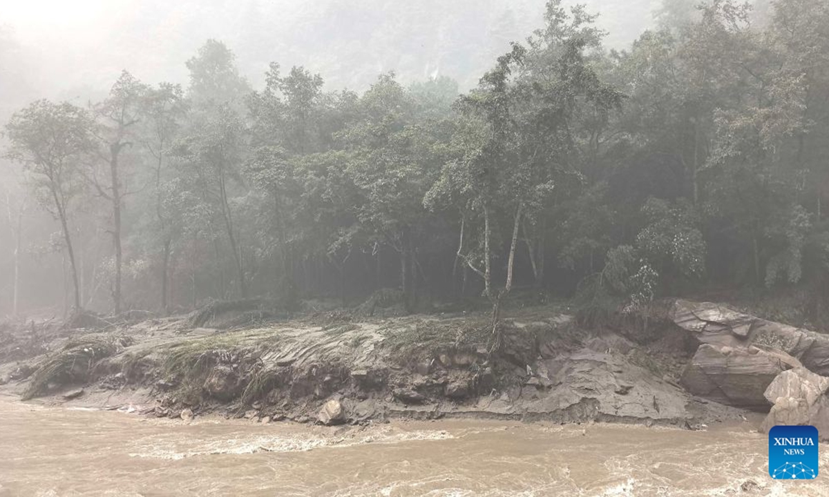 Equipes de resgate trabalham sobre a massa de lama que atingiu o porto de fronteira de Gyirong, em Xizang, no sudoeste da China