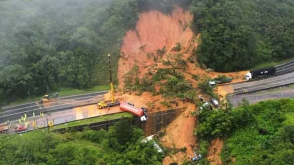 Deslizamento deixou a BR-376, na ligação entre Curitiba e o litoral paranaense, completamente interditada