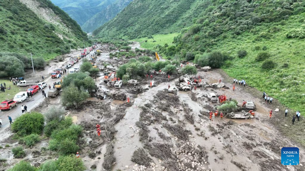 Operação de busca e resgate na área turística atingida em Weiyuan, Gansu