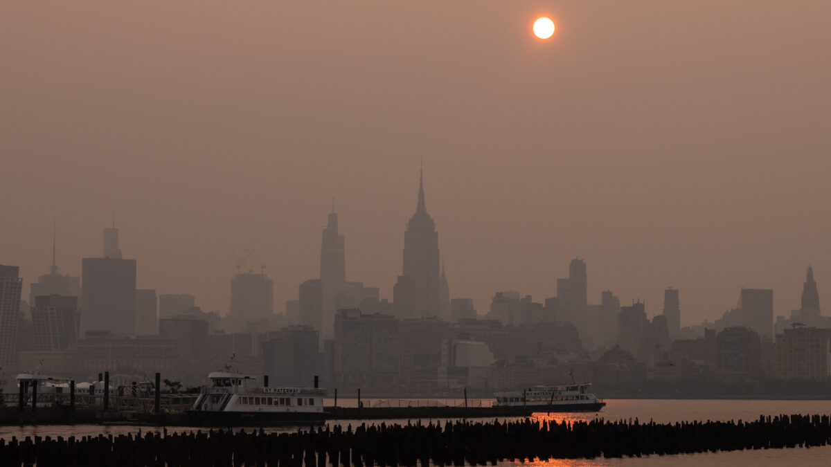 Fumaça que cobriu Nova York a 1.500 km de distância: a pior temporada de incêndios já registrada no Canadá