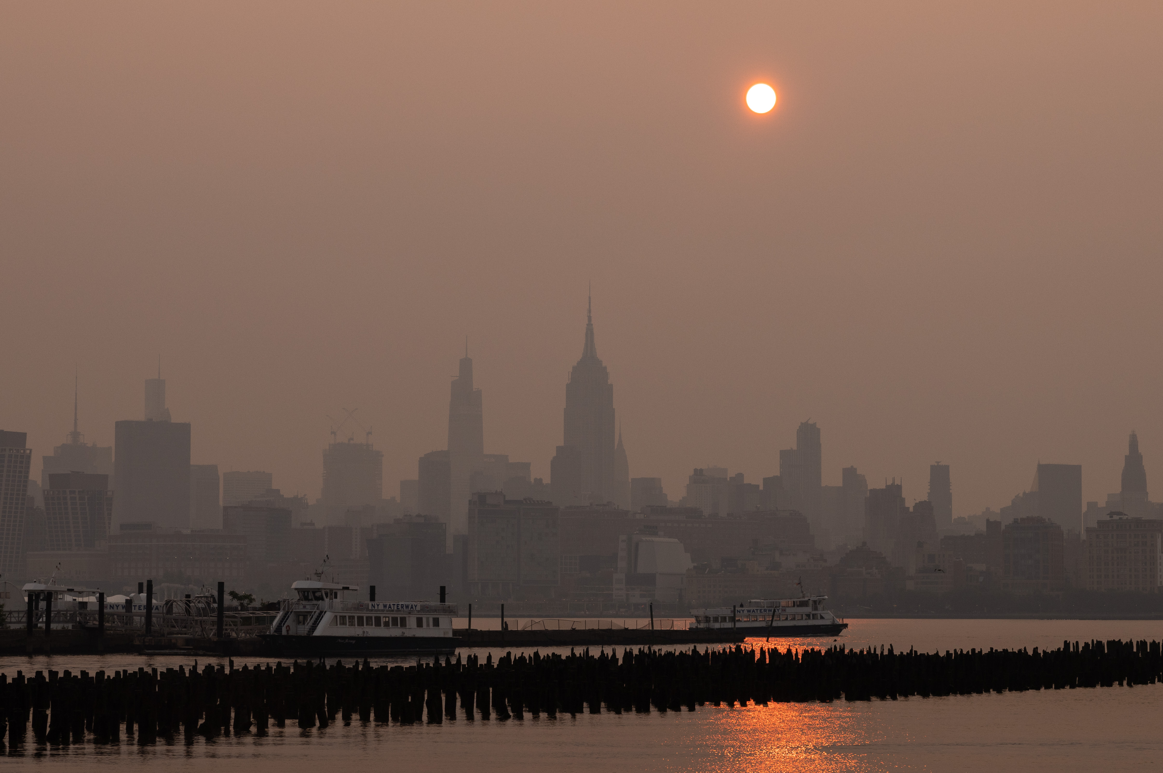 Horizonte de Manhattan encoberto por fumaça ao amanhecer, visto de Jersey City, Nova Jersey