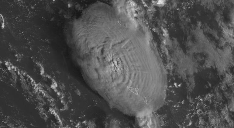 Imagem de satélite mostra a coluna de erupção do vulcão Hunga Tonga-Hunga Ha'apai vista do espaço