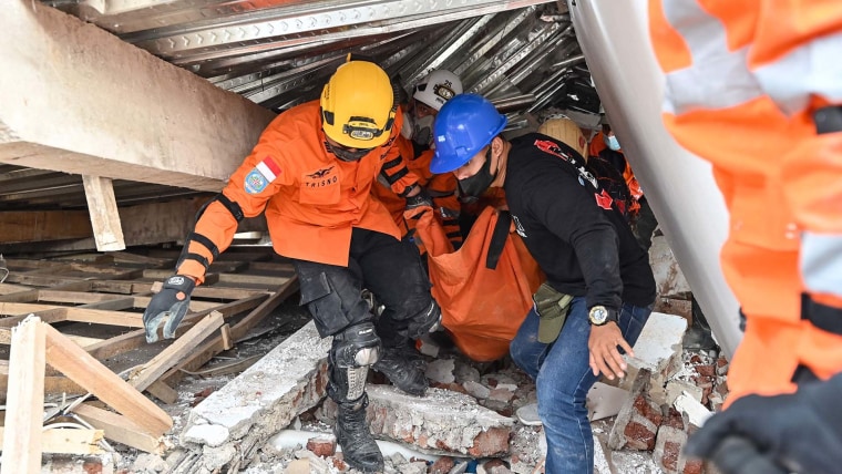 Terremoto de magnitude 5,6 mata 335 na Indonésia — e disputa sobre enterros não notificados expõe falha na contagem de mortos