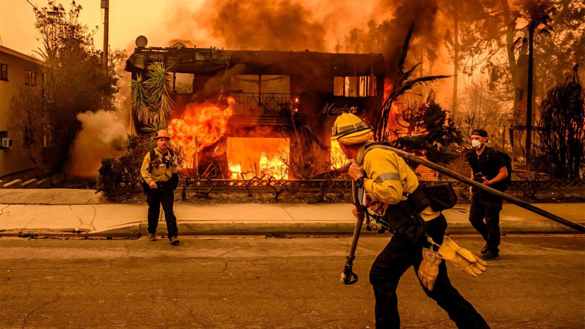 Los Angeles em chamas: os incêndios mais destrutivos da história dos EUA mataram 31 e reduziram bairros inteiros a cinzas