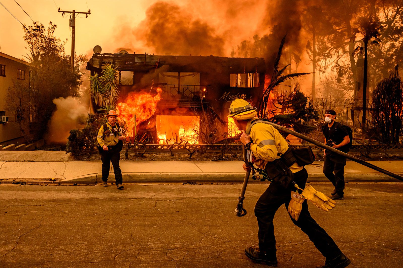 Bombeiros tentam conter o Eaton Fire em um bairro de Altadena, Califórnia, em 8 de janeiro de 2025