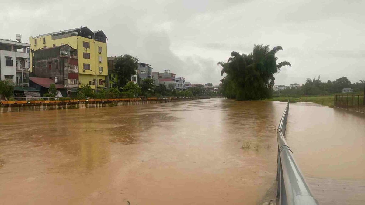 95 centímetros por hora: o rio que subiu rápido demais no norte do Vietnã — e as duas usinas que abriram as comportas com aviso prévio