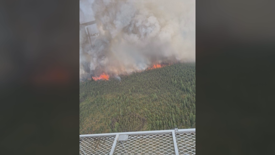 Incêndio florestal próximo a Lynn Lake, Manitoba, Canadá