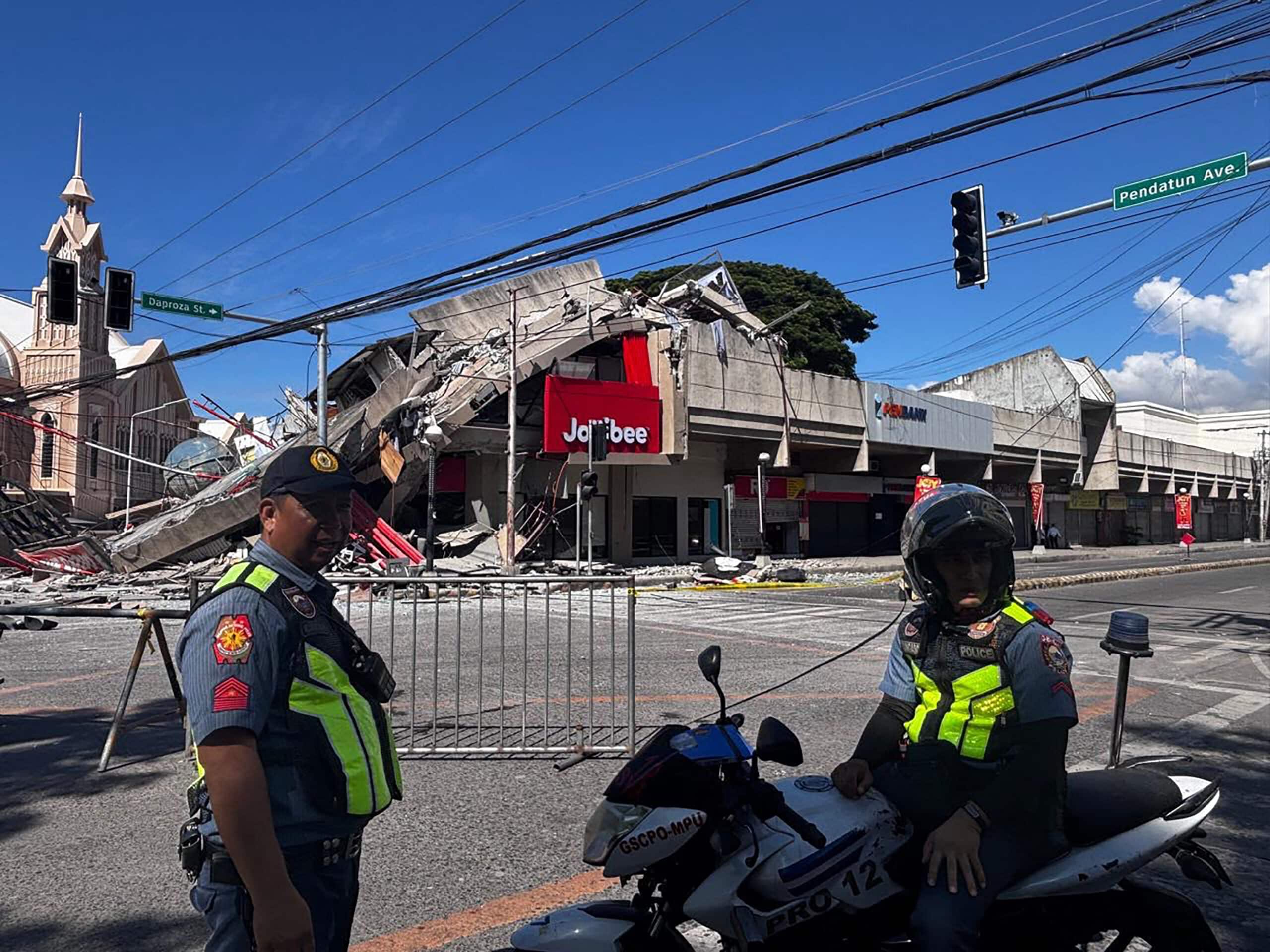 Restaurante Jollibee desabado após terremoto em General Santos City, Filipinas