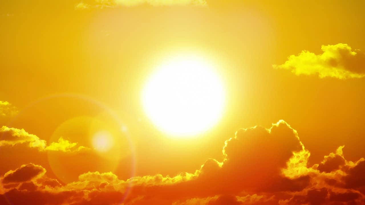 Ilustração de onda de calor extrema, com termômetro e sol intenso