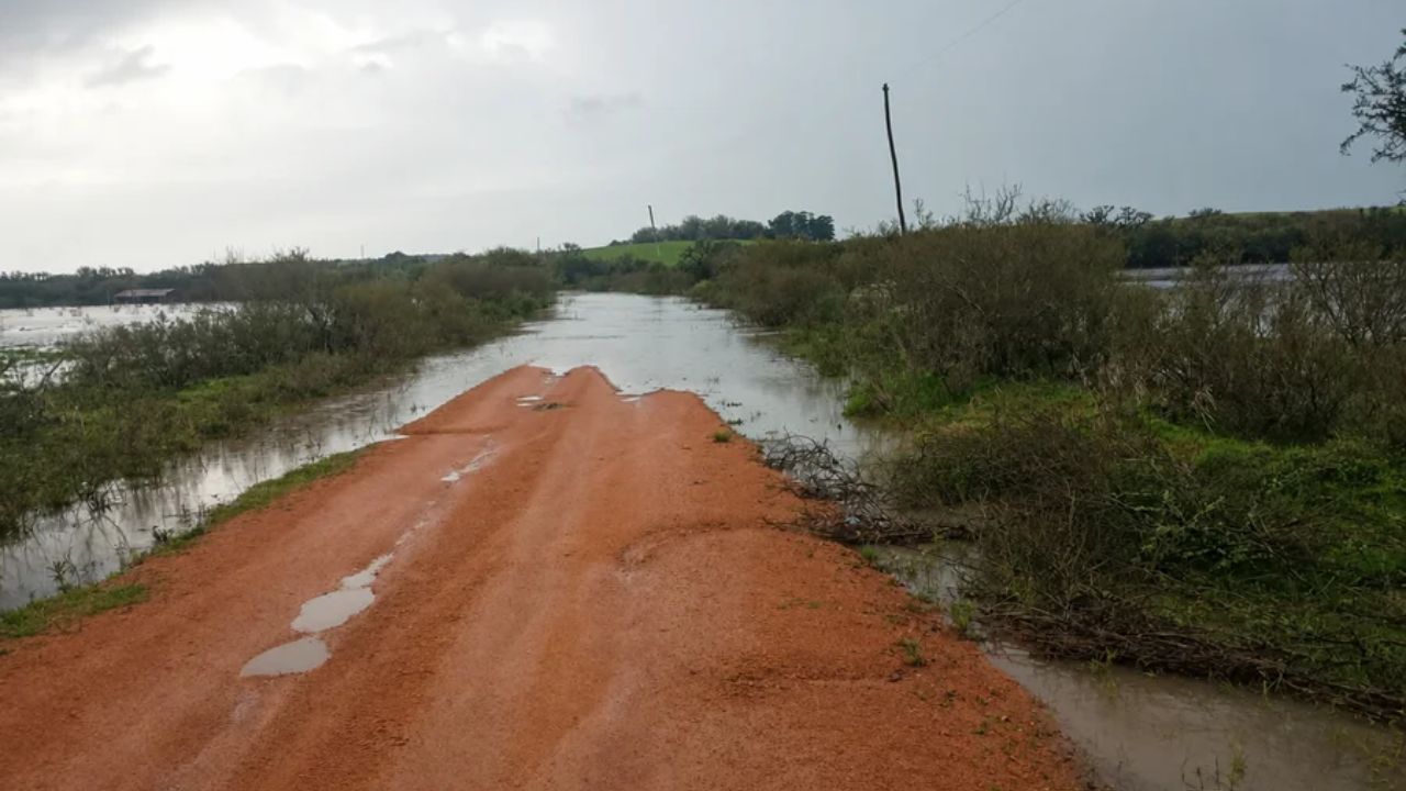 Estrada de terra danificada pelas chuvas em área rural de Pedras Altas, no sul do Rio Grande do Sul