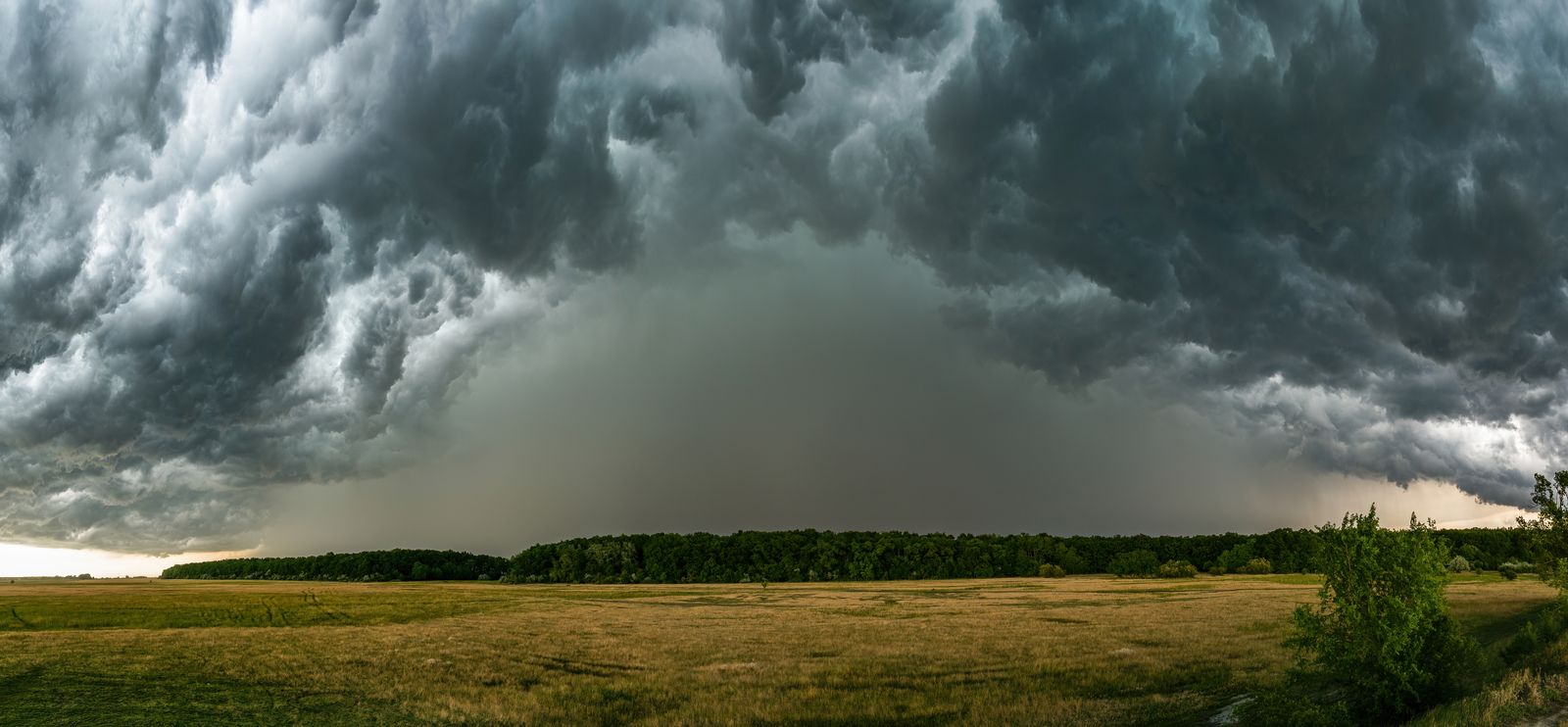 Nuvens de tempestade se formando sobre o campo