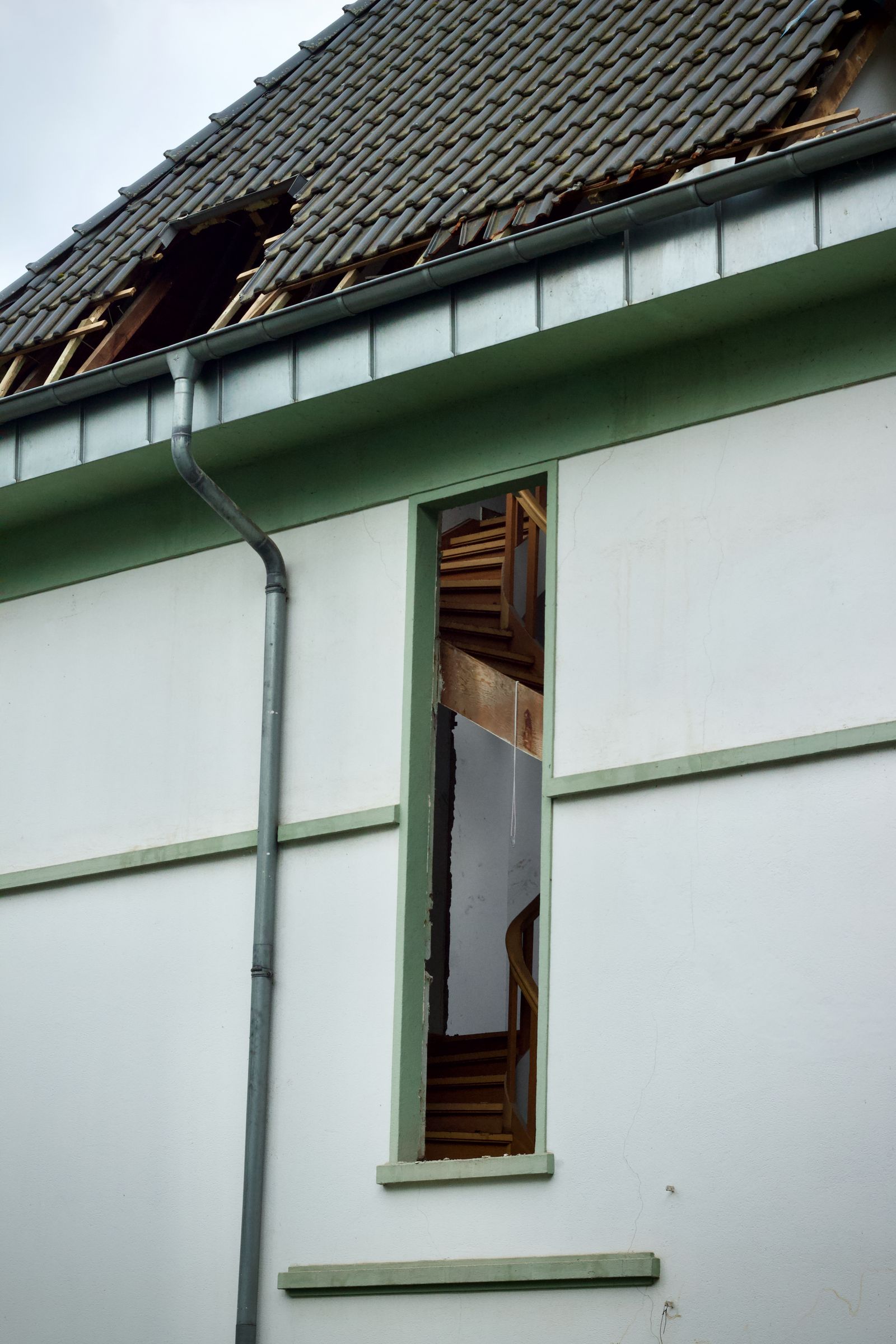 Casa com telhado danificado após desastre natural