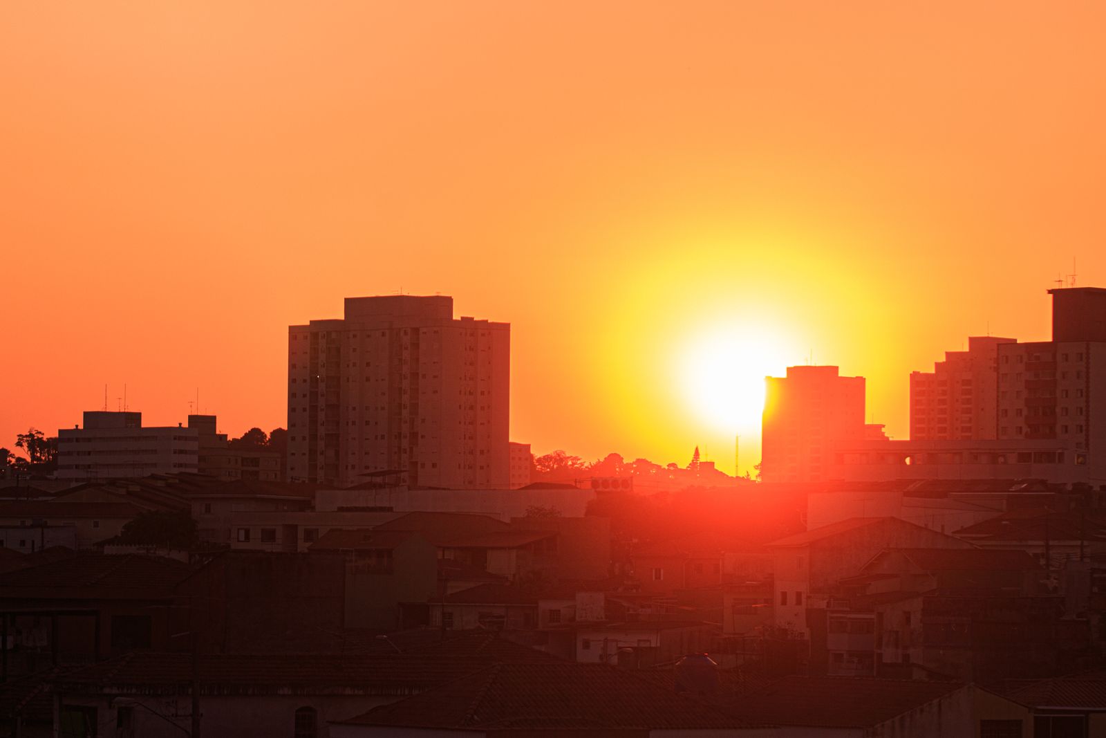 Sol intenso sobre a cidade