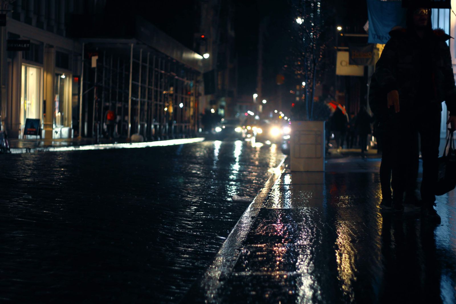 Rua de cidade durante chuva forte ao anoitecer