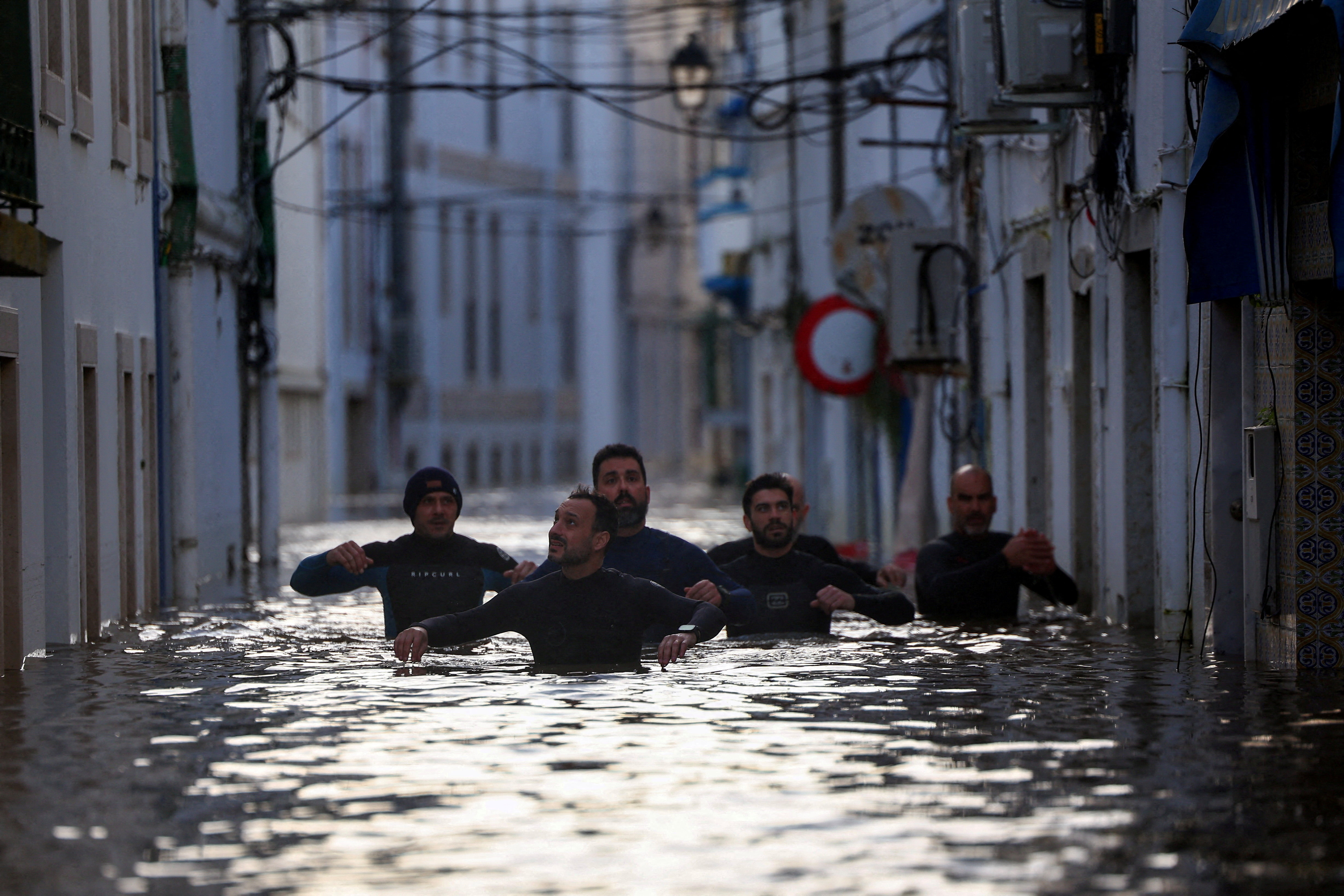 Voluntários em rua alagada após a Tempestade Leonardo, Alcácer do Sal, Portugal