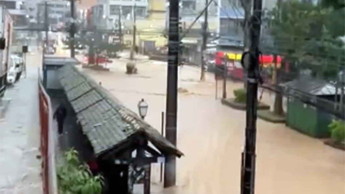 Sirenes acionadas, 63 linhas de ônibus suspensas: como Petrópolis reage em minutos quando o Rio Quitandinha sobe