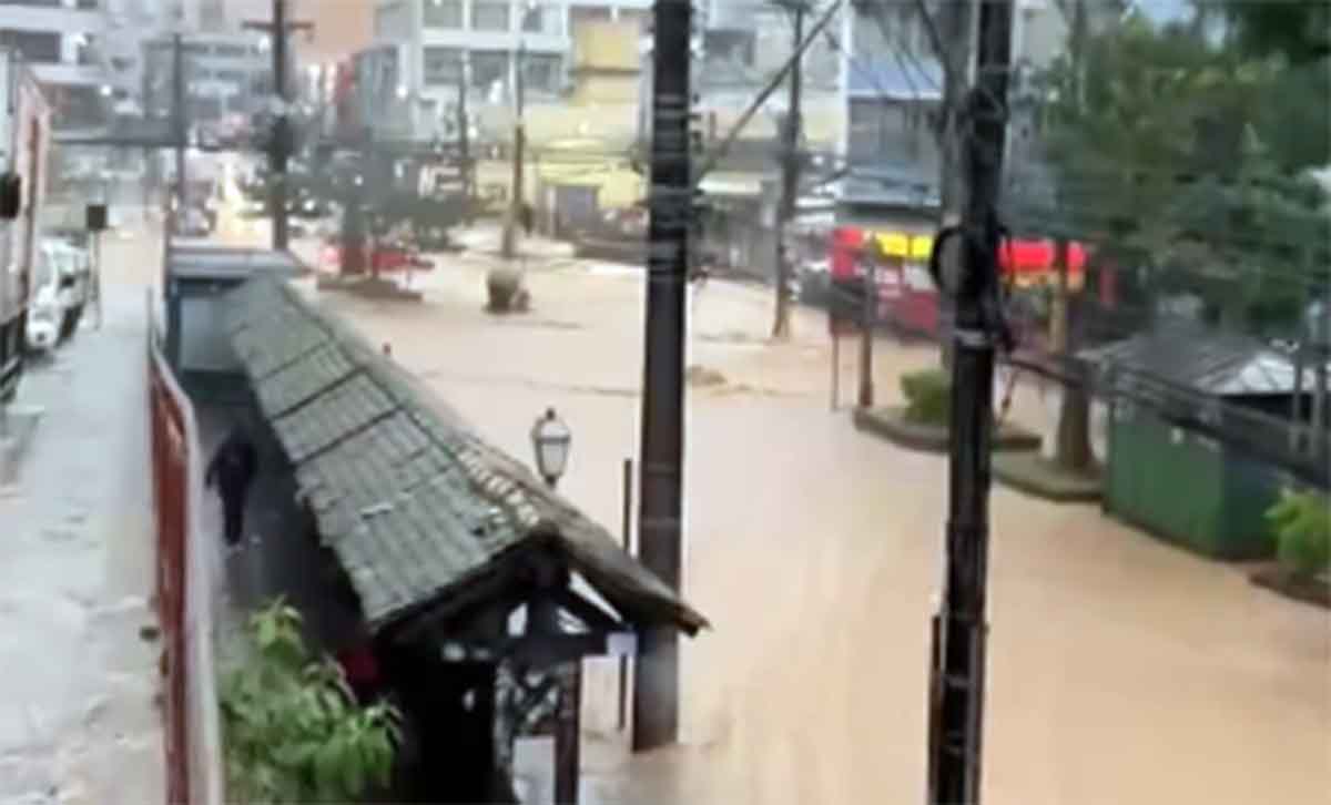 Chuvas fortes acionam sirenes em Petrópolis, RJ