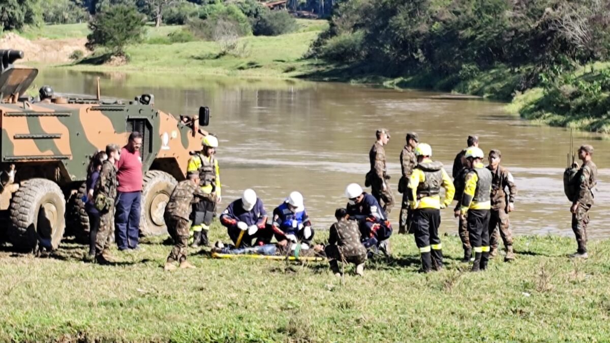200 militares e SAMU simulam soterramento e alagamento antes da temporada de chuvas em SC