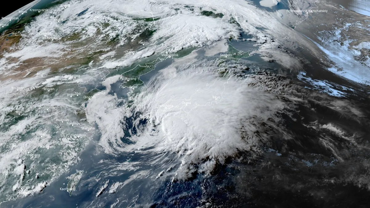 Tempestade Tropical Jangmi vista por satélite antes do landfall no Japão