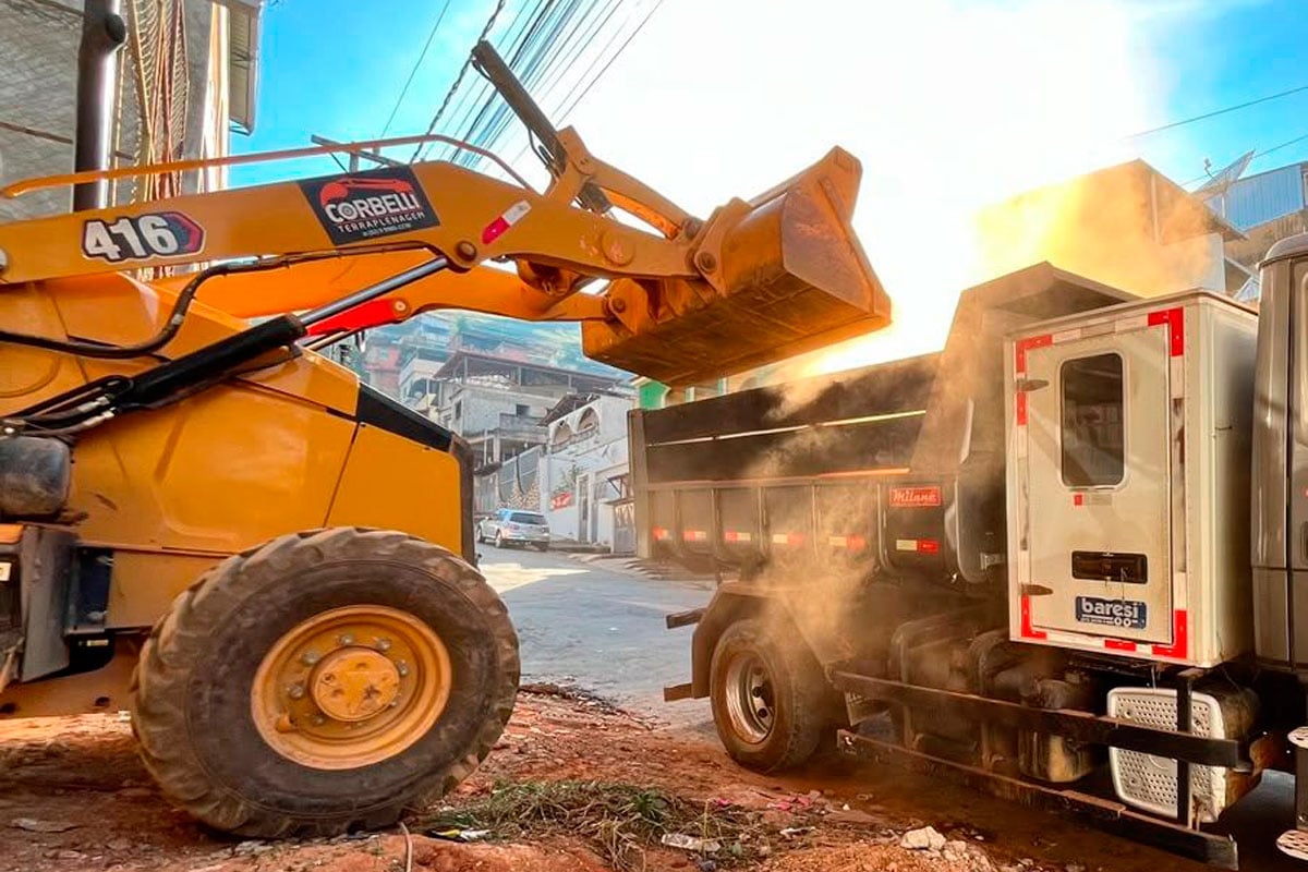 Vista de rua de Ubá com obras de reconstrução após a enchente de fevereiro de 2026