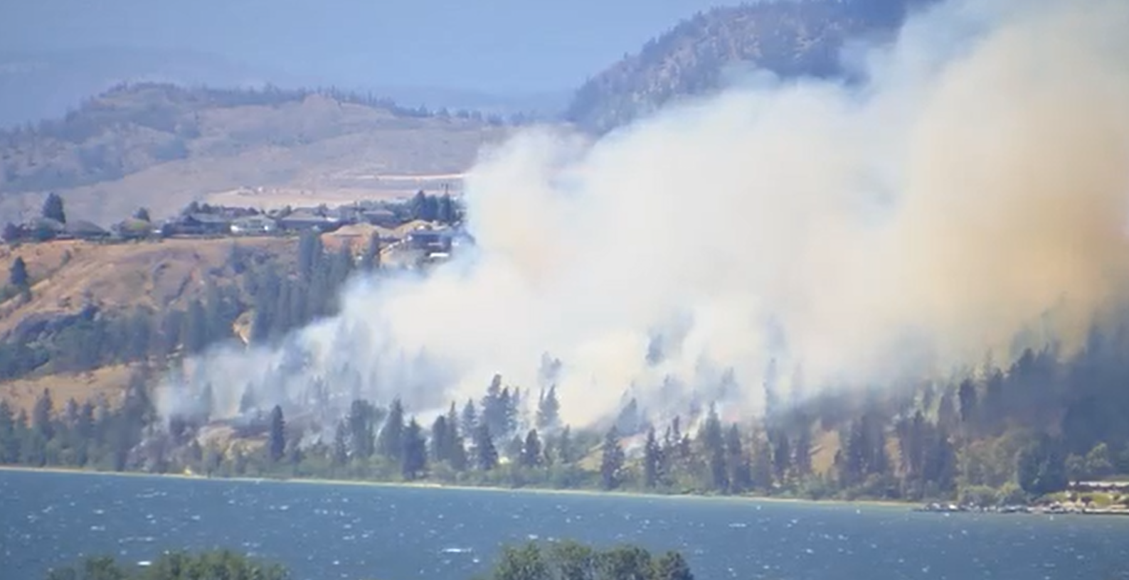 Fumaça de incêndio florestal vista de West Kelowna, Colúmbia Britânica