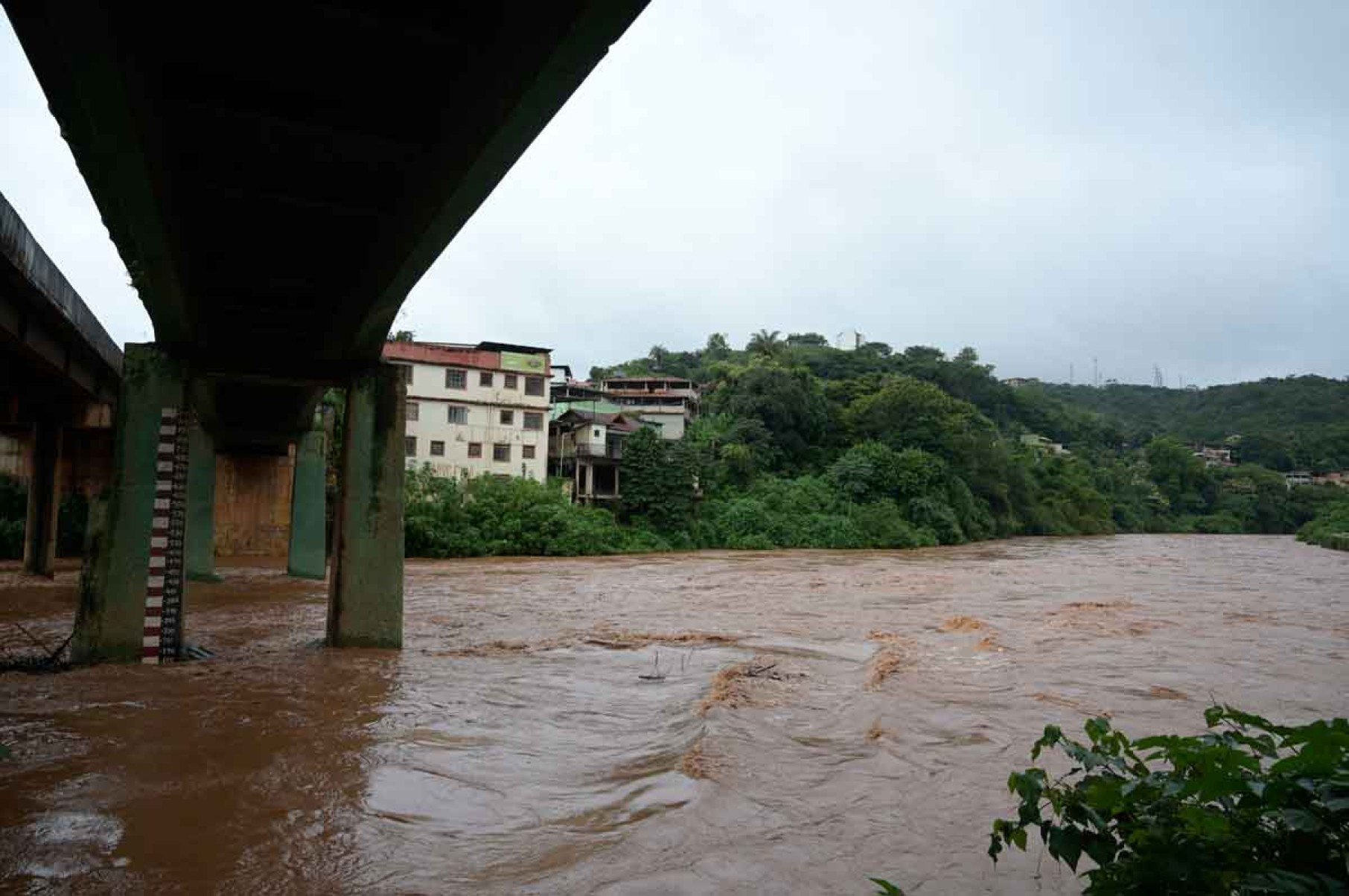 Monitoramento do nível da água do Rio das Velhas em Sabará, Minas Gerais